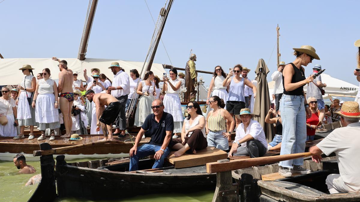 La imagen de Sant Pere y los festeros esperan para salir a navegar.