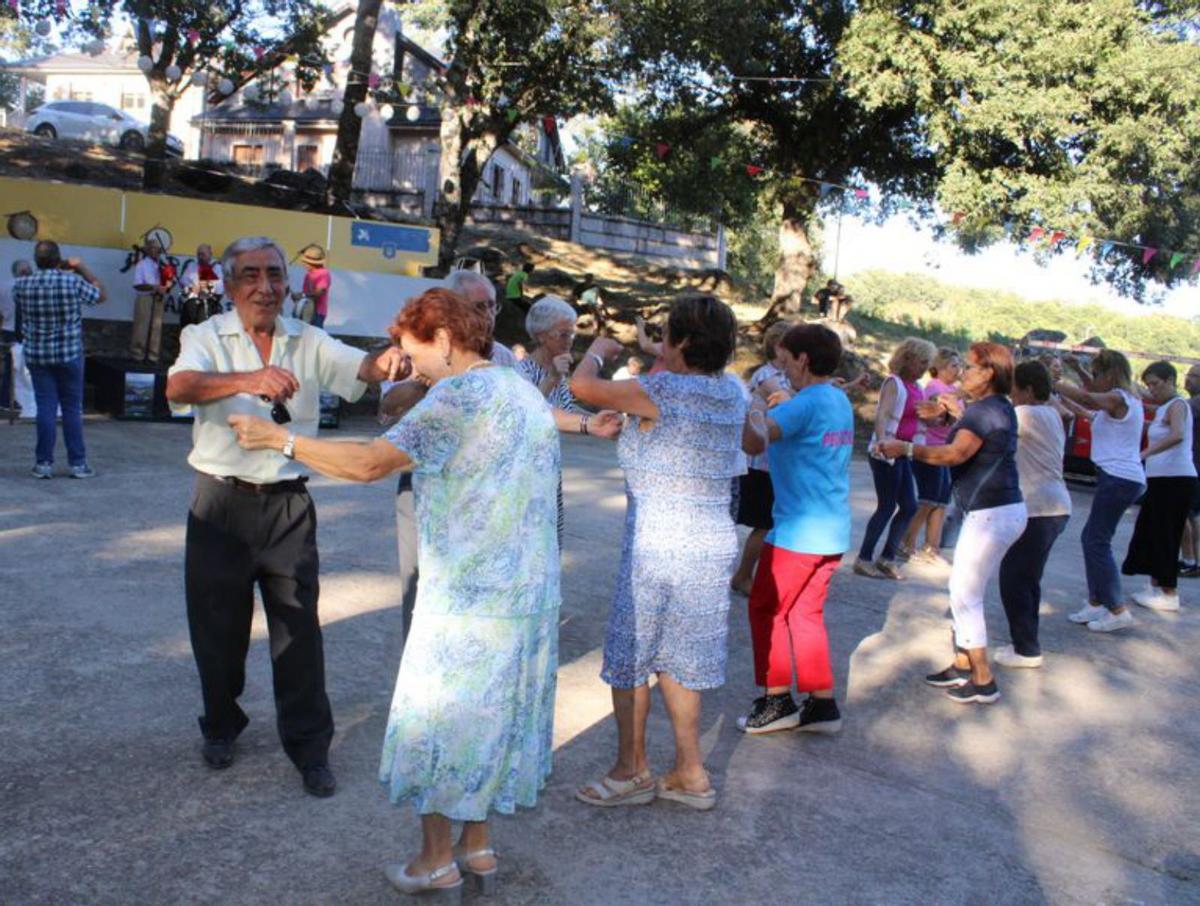 Los vecinos del pueblo bailan al son de las gaitas. | A. S.