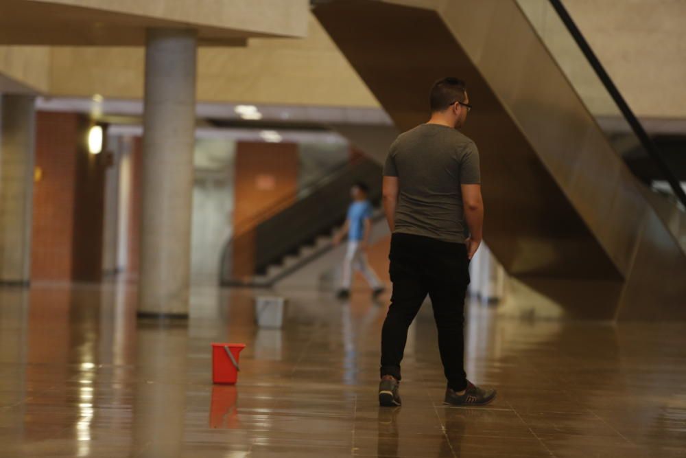 Una de las múltiples goteras en el edificio