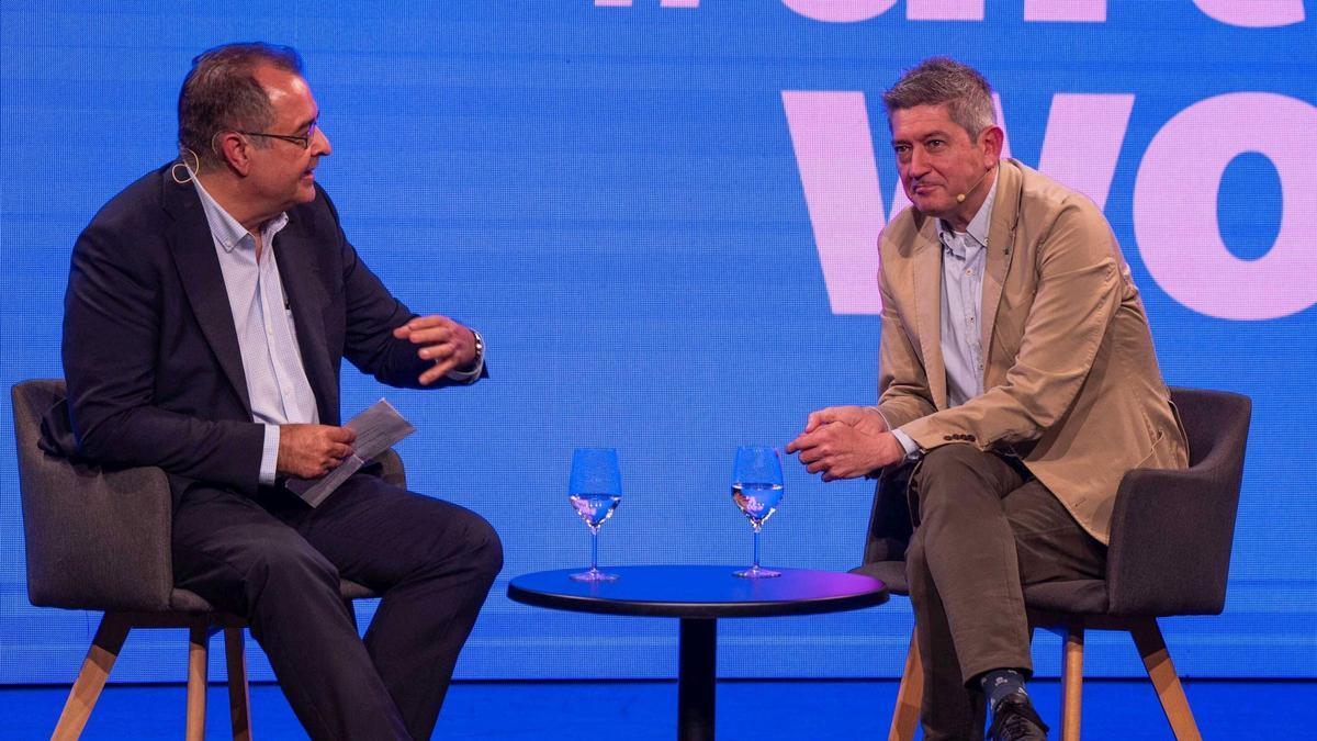 El alcalde de L'Hospitalet de Llobregat, David Quirós, en la mesa de cierre del 'After Work' con motivo del centenario de la ciudad