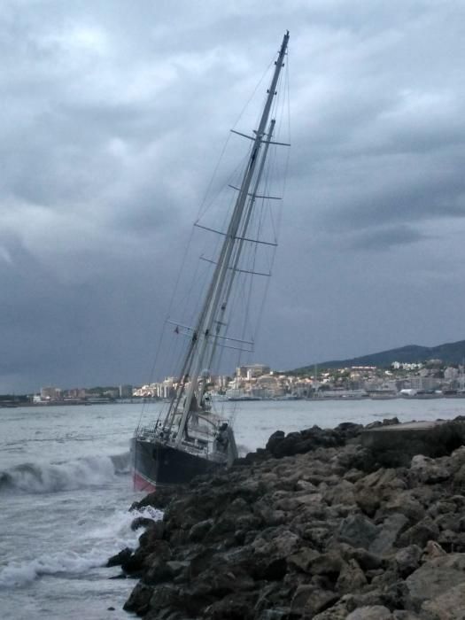 Un velero a la deriva embarranca en Palma