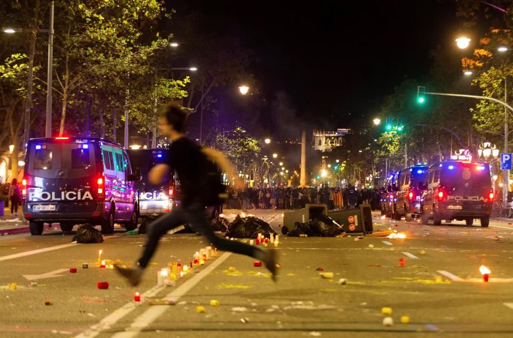 Cargas policiales en la Delegación del Gobierno