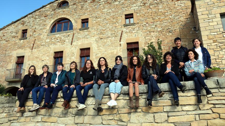 Algunes de les membres de l'associació de Dones del Món Rural amb les conselleres Verge i Jordà a Biosca, a Castelltallat