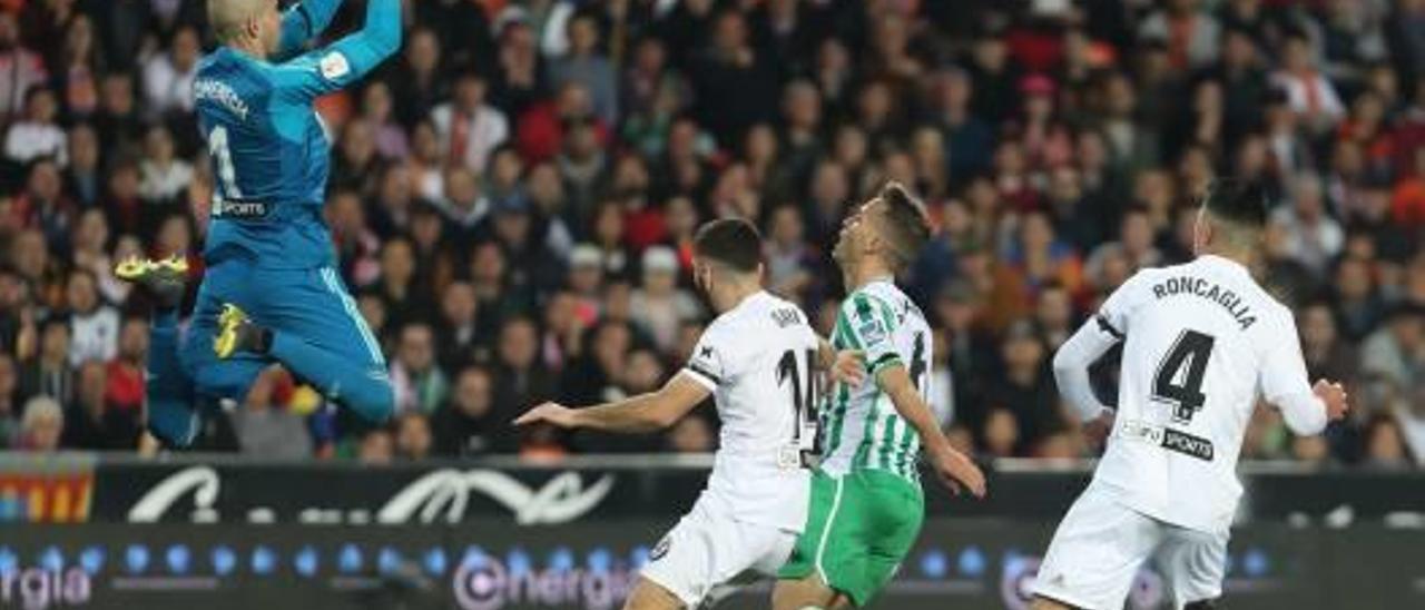 El guardameta Jaume, ayer el mejor del Valencia CF, bloca un balón.