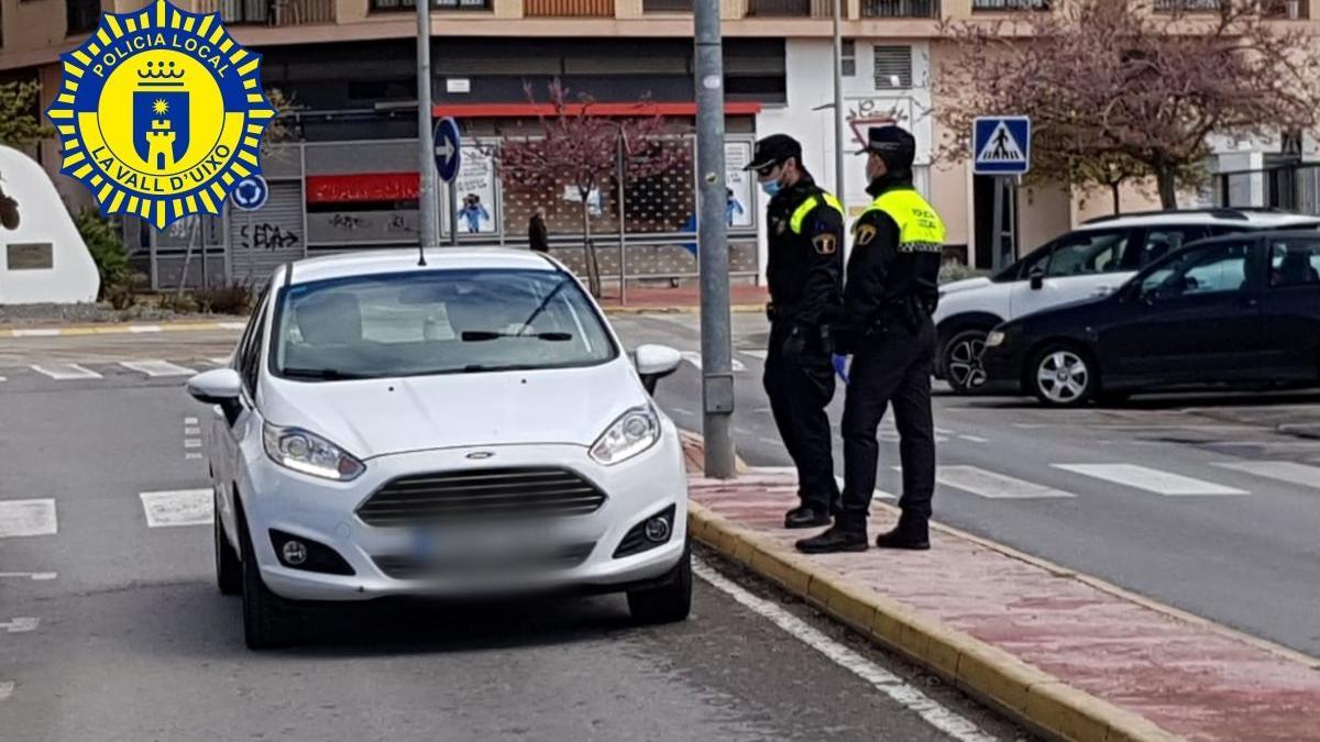 Agentes de la Policía Local en un control en imagen de archivo.