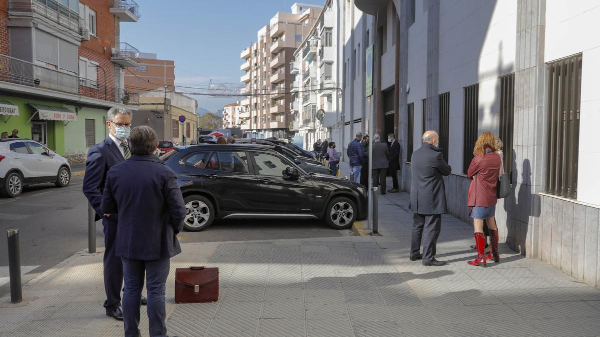 Colas en los juzgados de Sagunt por las restricciones covid-19.