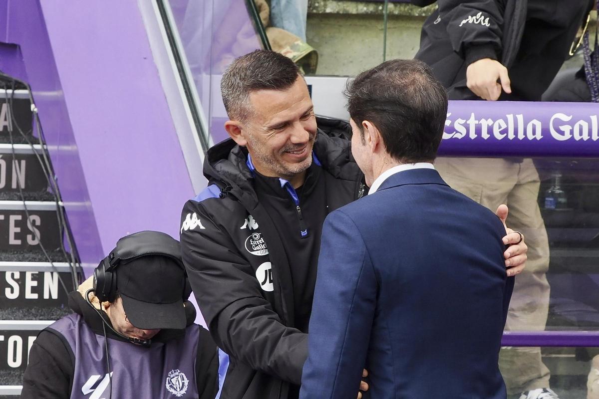 Saludo entre entrenadores, Pezzolano estuvo en la grada.