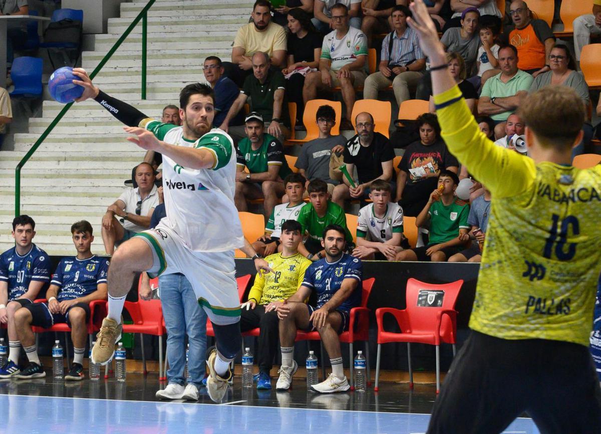 Samu Pereiro lanza ante Mateo en el Anaitasuna-Cangas que cerró la Liga.