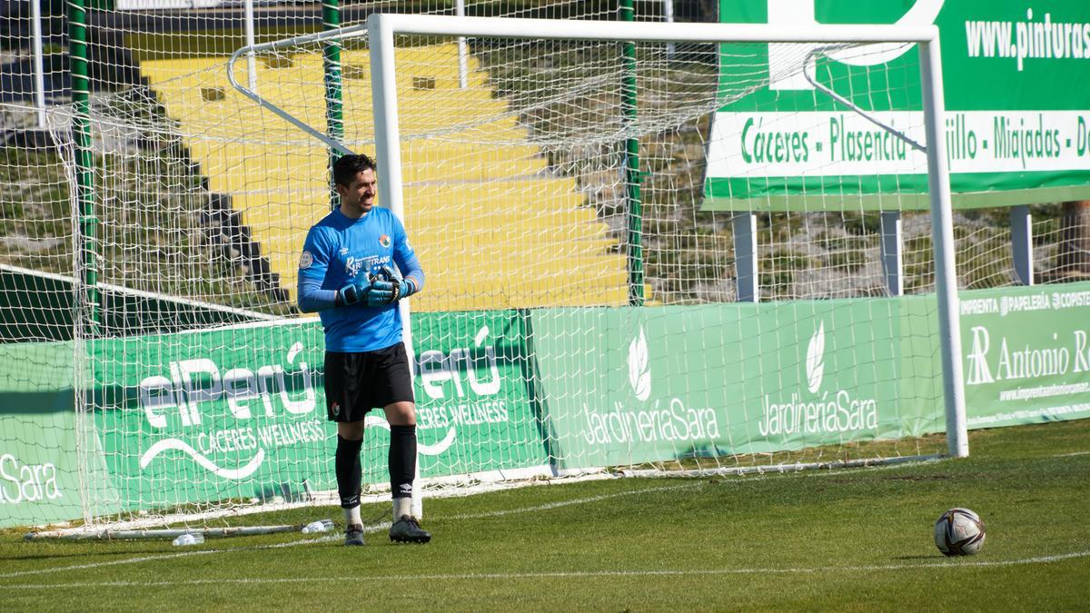 Ángel Bernabé se dispone a sacar de portería durante el partido del domingo ante el Don Benito.