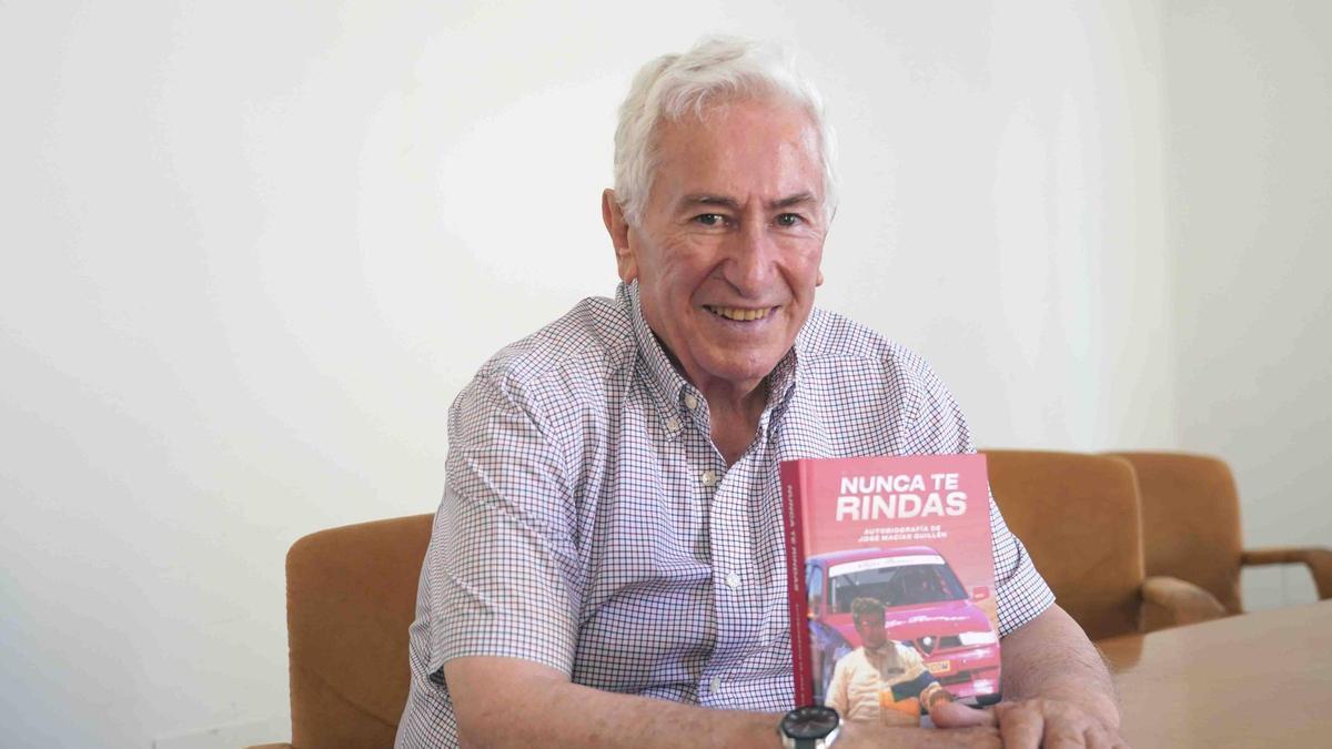 José Macías Guillén, con un ejemplar de su libro 'Nunca te rindas'