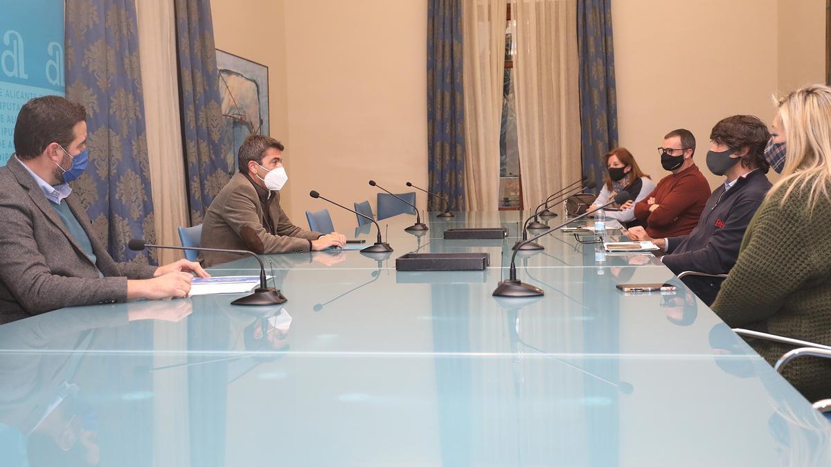 Carlos Mazón reunido con los presidentes de FEHPA, María José Valero, ALROA, Javier Galdeano, y ARA, César Anca