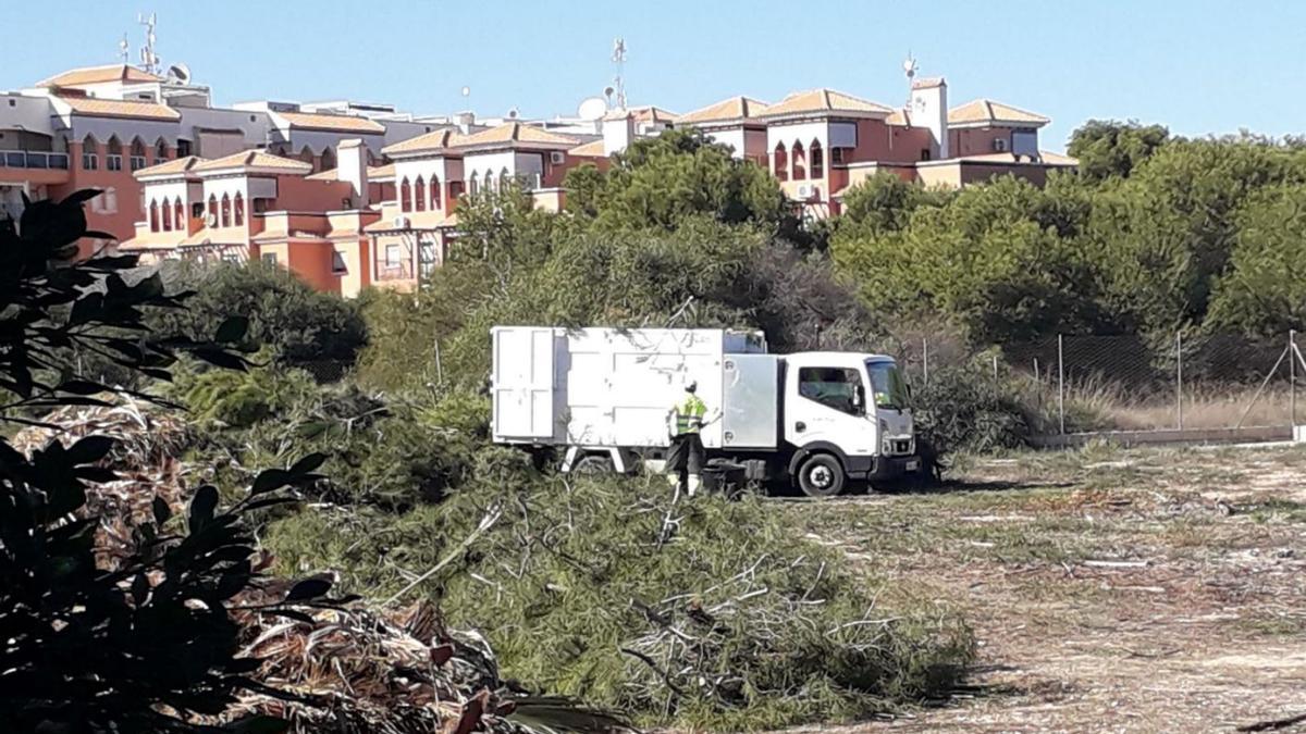 Vallado del recinto con parte de la zona de acopio frente al colegio Los Dolses. | TONY SEVILLA