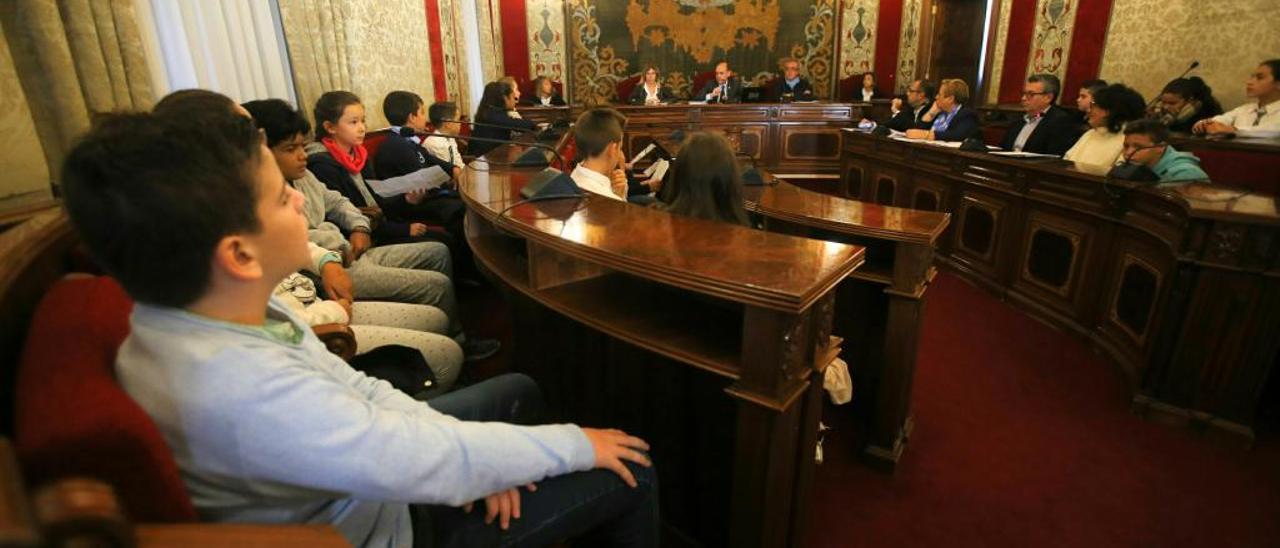 Los niños en el pleno infantil celebrado esta mañana en Alicante