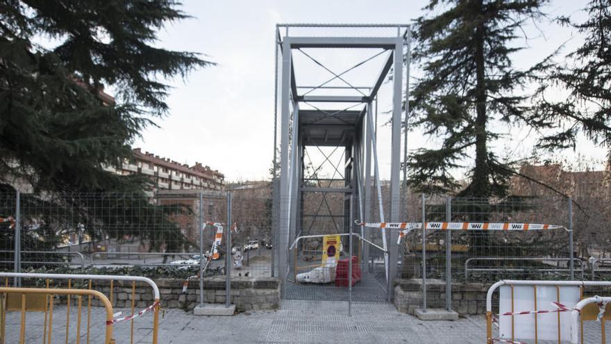 Obres de l&#039; estructura metàl·lica per instal·lar un ascensor al Passeig Pere III de Manresa