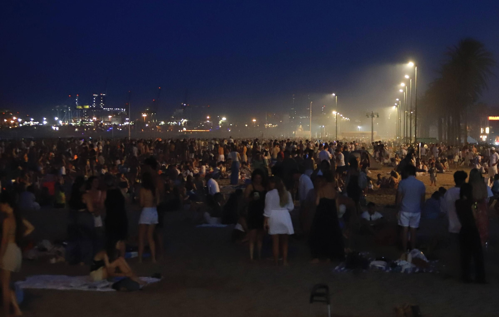La noche de San Juan en València, en imágenes