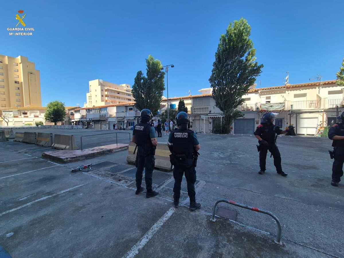 Castelló d'Empúries Desmantellen un magatzem amb 7.000 peces falsificades per al top manta falsficacions Guàrdia Civil Mossos d'Esquadra Policia Local de Castelló d'Empúries