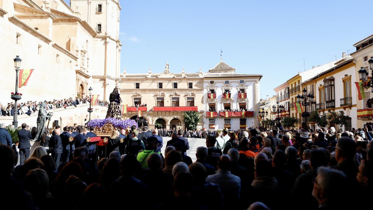 Una abarrotada Plaza de España acogía los actos de la mañana.