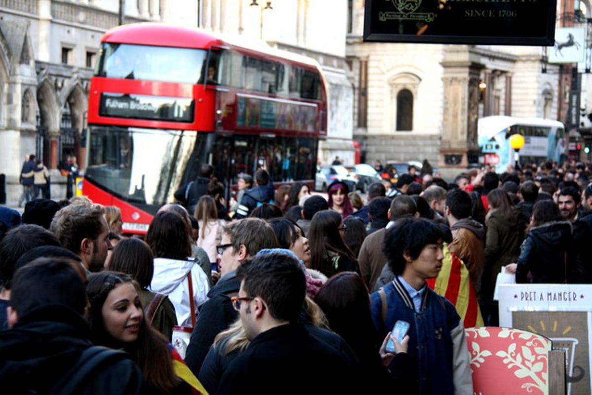 Un bus de Londres pasa por al lado de la gran cola por participar en el 9-N.