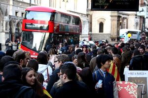 Un bus de Londres passa per al costat de la gran cua per participar en el 9-N.