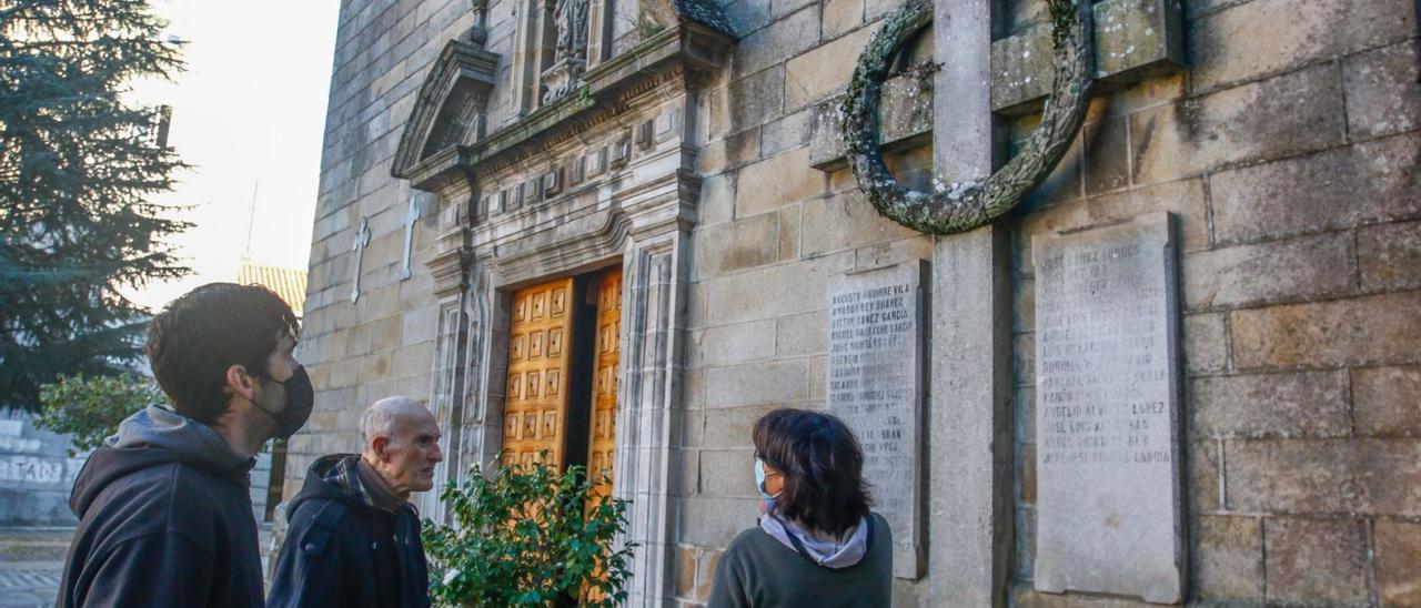 Iria López conversa ayer con el párroco de Santa Eulalia y un compañero que también participará en la restauración. |  // IÑAKI ABELLA