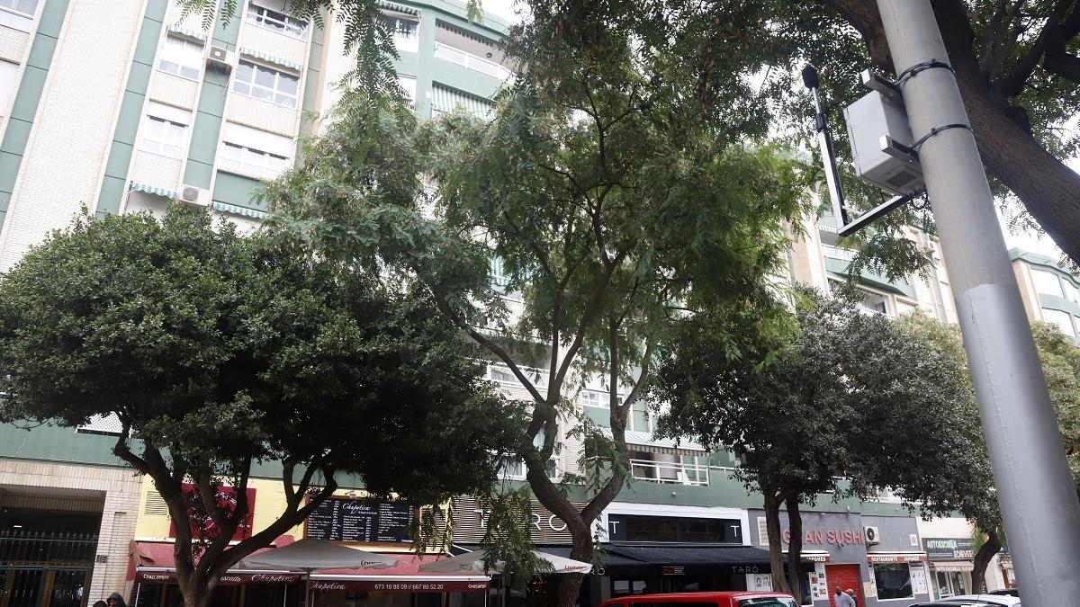 Medidor de ruido en calle Tomás de Echeverría, Huelin.