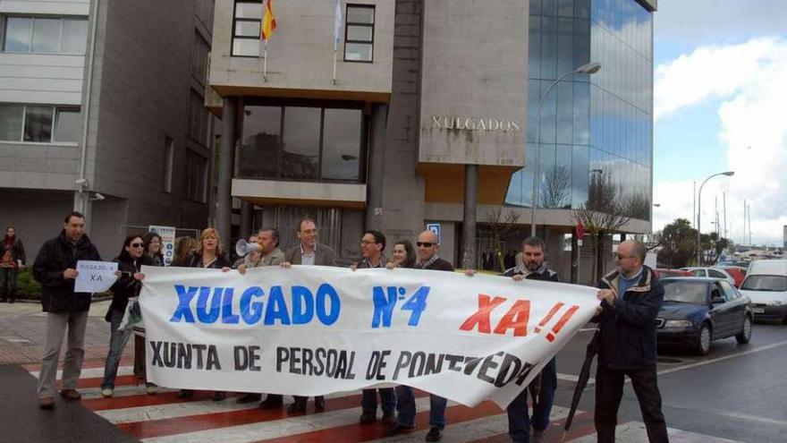 Una protesta ante el edificio que alberga los juzgados de Vilagarcía de Arousa.