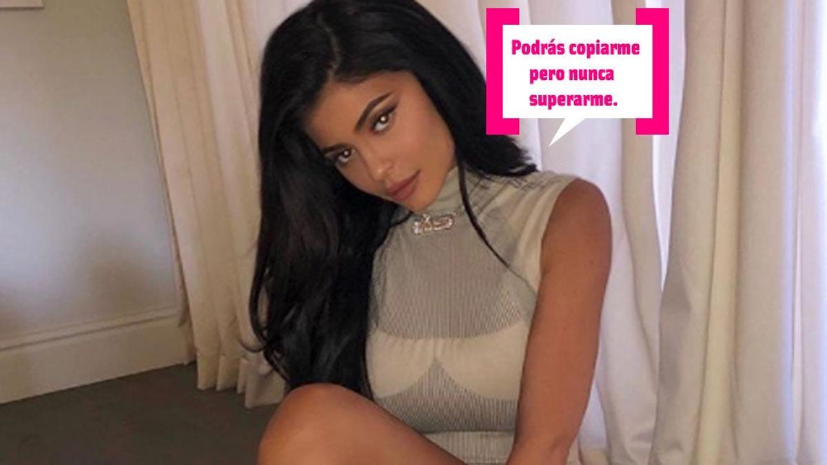 Kylie Jenner sentada en el suelo