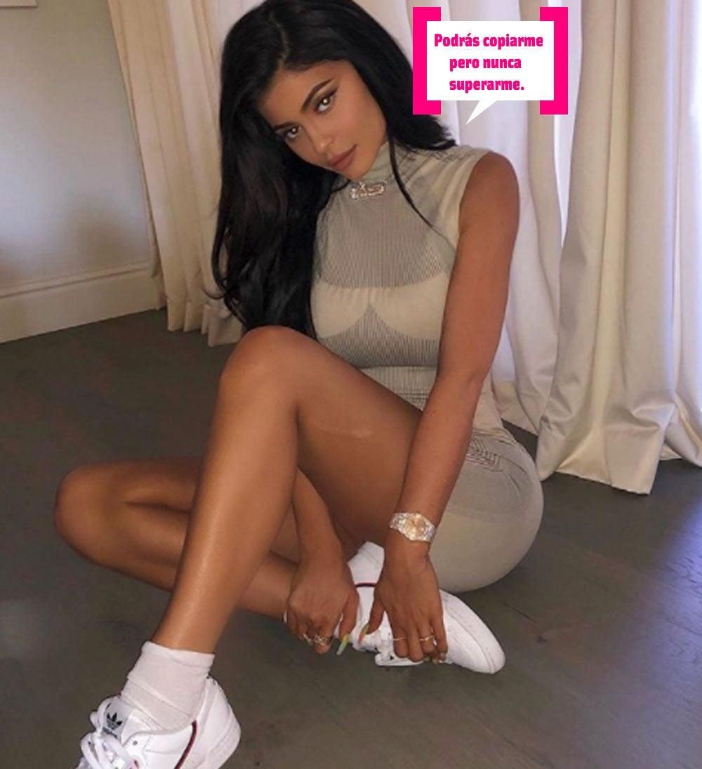 Kylie Jenner sentada en el suelo