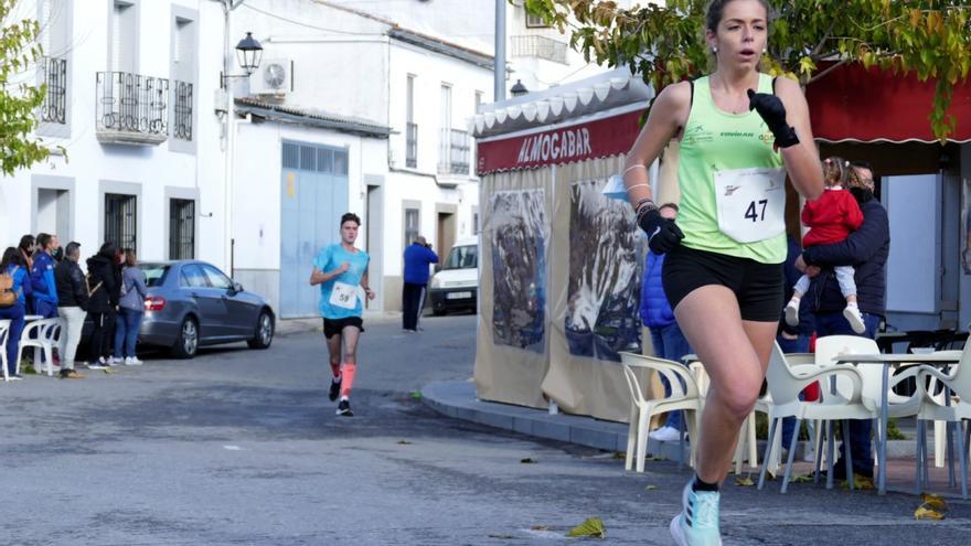 Patricia Sánchez, a la derecha, durante la carrera.