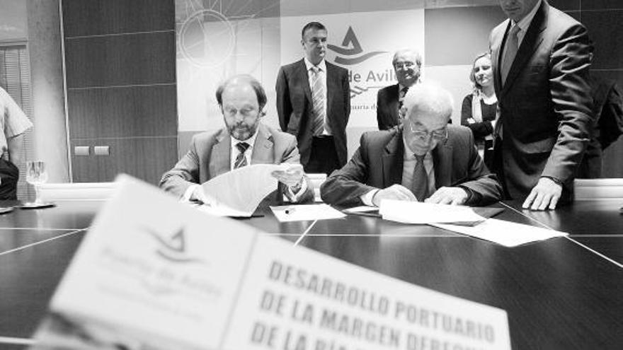 Alberto Hernández Castillo, representante de FCC-Alvargonzález, y Docampo, ayer, durante la firma del contrato.