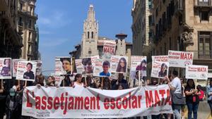 Unes 100 persones es manifesten a Barcelona contra l’assetjament escolar