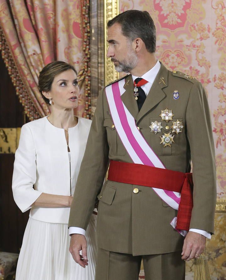 Los Reyes Felipe y Letizia en la Plaza de La Lealtad, durante el desfile militar celebrado con motivo de la celebración del Día de Las Fuerzas Armadas que presiden por vez primera vez.