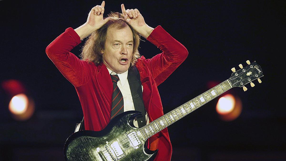 Angus Young, en una de sus últimas actuaciones en Barcelona.