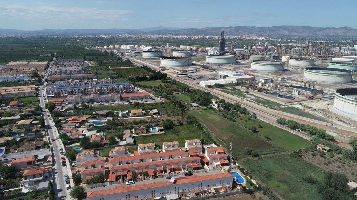 Panorámica aérea de las viviendas de la zona norte de la playa de Almassora y el polígono petroquímico del Serrallo. | MEDITERRÁNEO