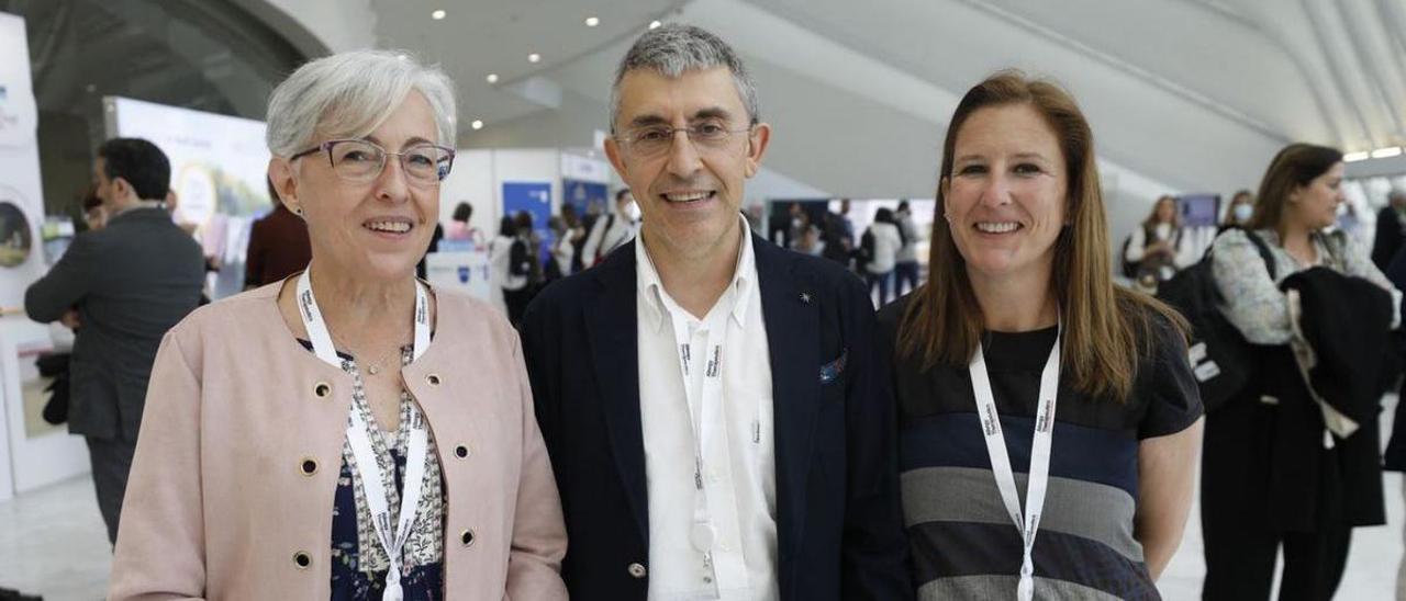 De izquierda a derecha, Ana María Martínez-Cañavate Burgos, Porfirio Fernández González y María Mesa del Castillo Payá, ayer, en el Palacio de Exposiciones y Congresos Ciudad de Oviedo. | Luisma Murias