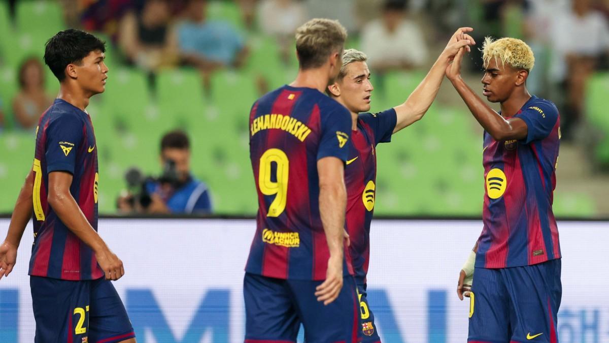 Dro, Lewi, Gavi y Lamine Yamal celebran un gol