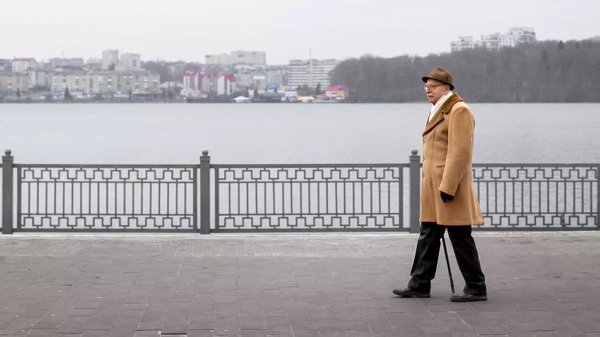 ¿Qué significa caminar lento? La psicología lo explica