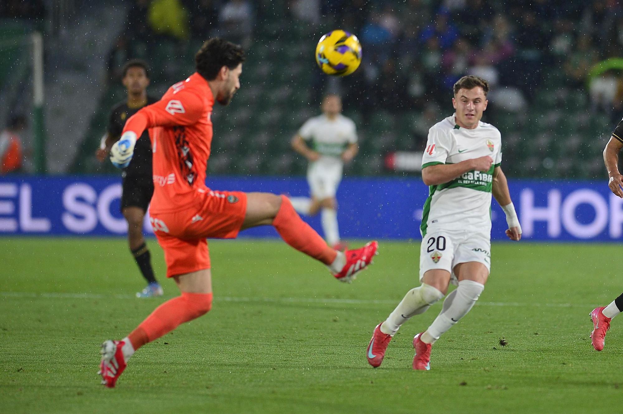El Elche vence y hace disfrutar al Martínez Valero