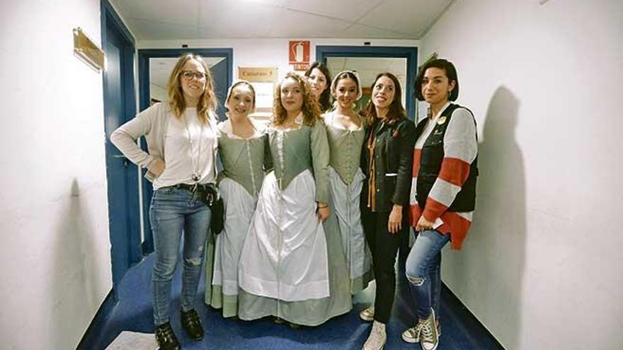 Las sastras Azahara Juaneda, Anabel Cortés y Laura Llabrés, en una prueba de vestuario.