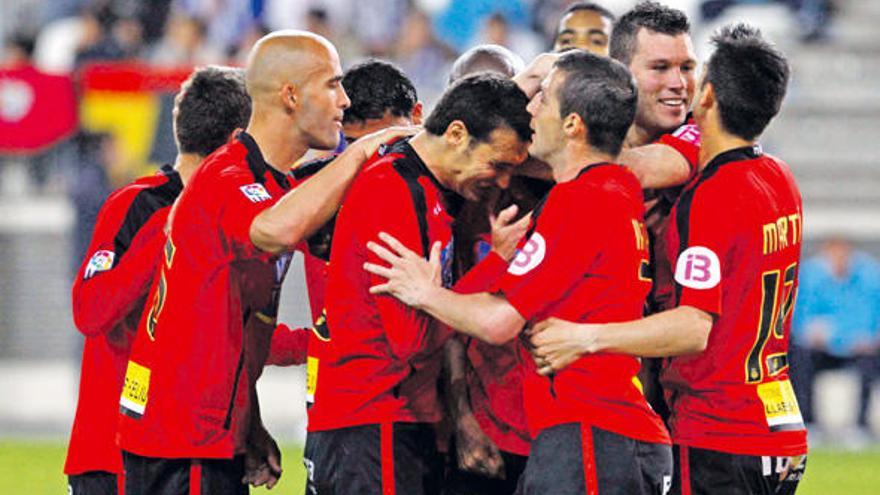 Los jugadores del Mallorca abrazan a Arango tras el gol del venezolano el sábado en La Rosaleda de Málaga.