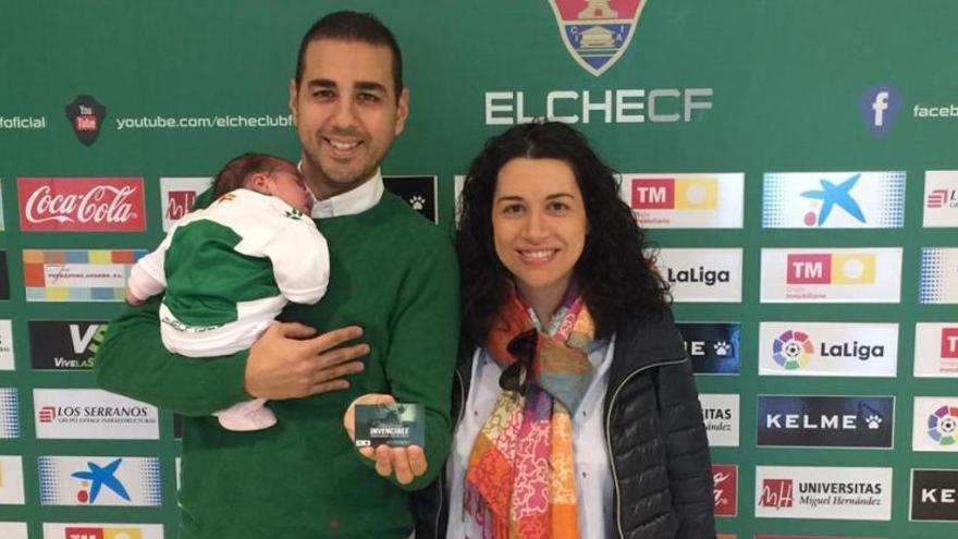 Elena Sánchez Marco, con la camiseta del Elche y su abono, junto a sus padres