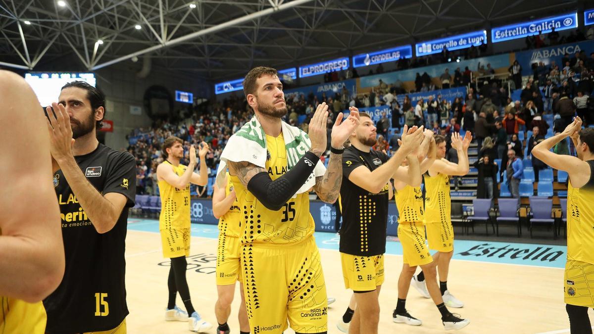 Los jugadores del CB Canarias celebran su reciente triunfo en Lugo.