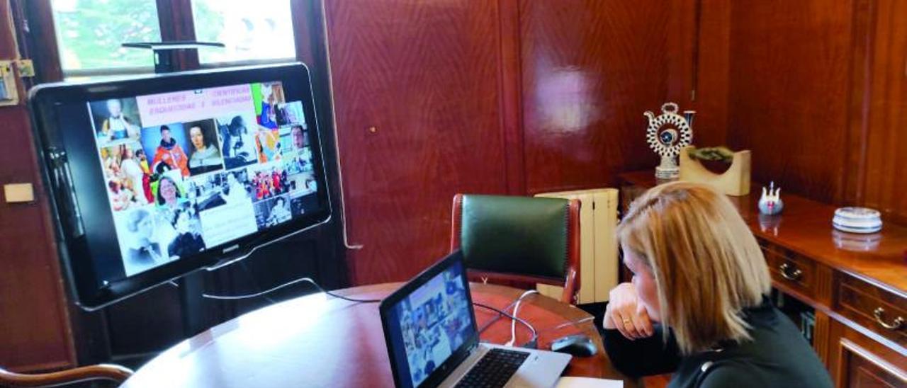 Videoconferencia con las científicas y alumnos de los institutos, desde el despacho de la alcaldesa.  | // FDV