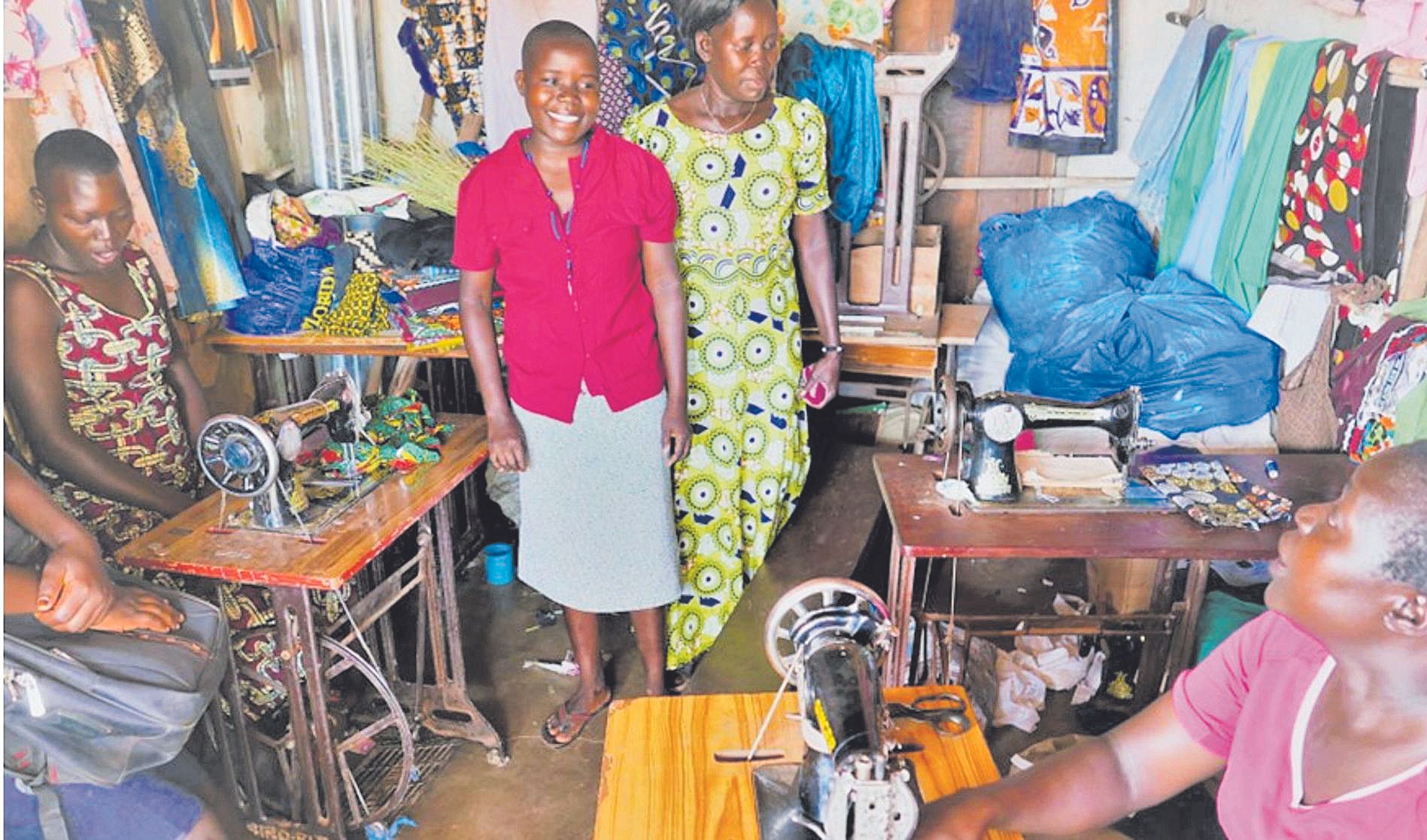 Mujeres cosiendo las pieles y zapatos en el proyecto de intervenciones para el desarrollo económico.
