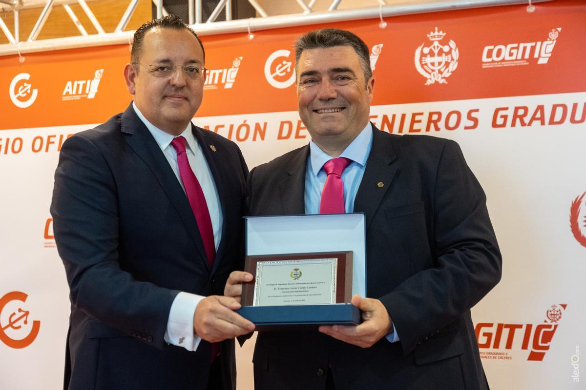 Javier Cortés recibe su galardón como Colegiado Distinguido.