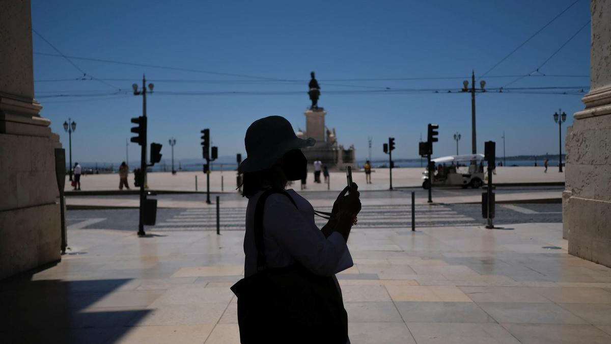 Turistas en la plaza del Comercio de Lisboa.