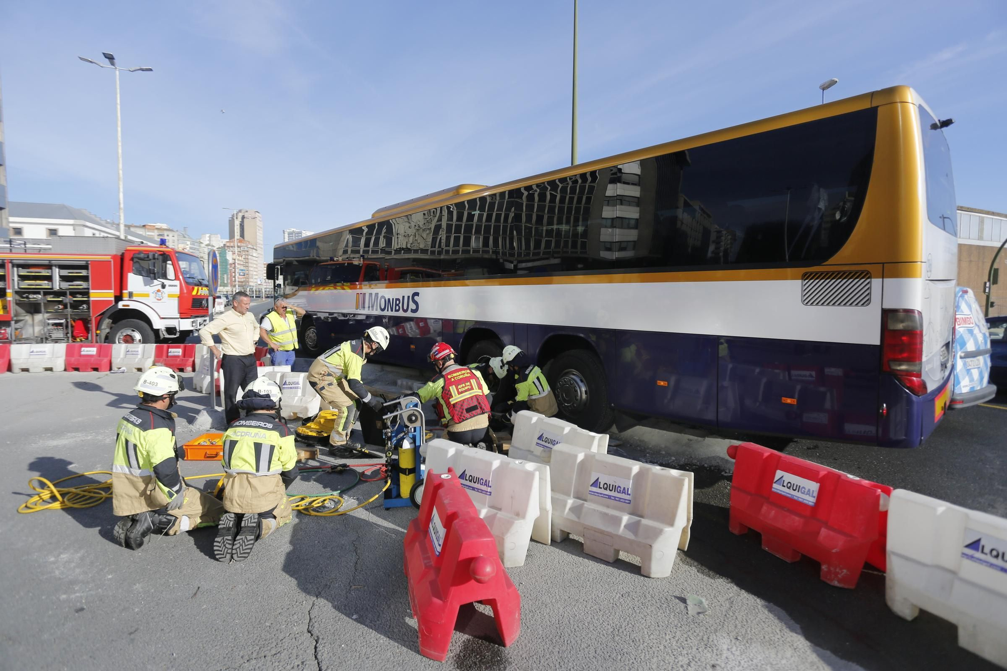 Un autobús, atascado en la nueva glorieta junto a la Casa del Mar