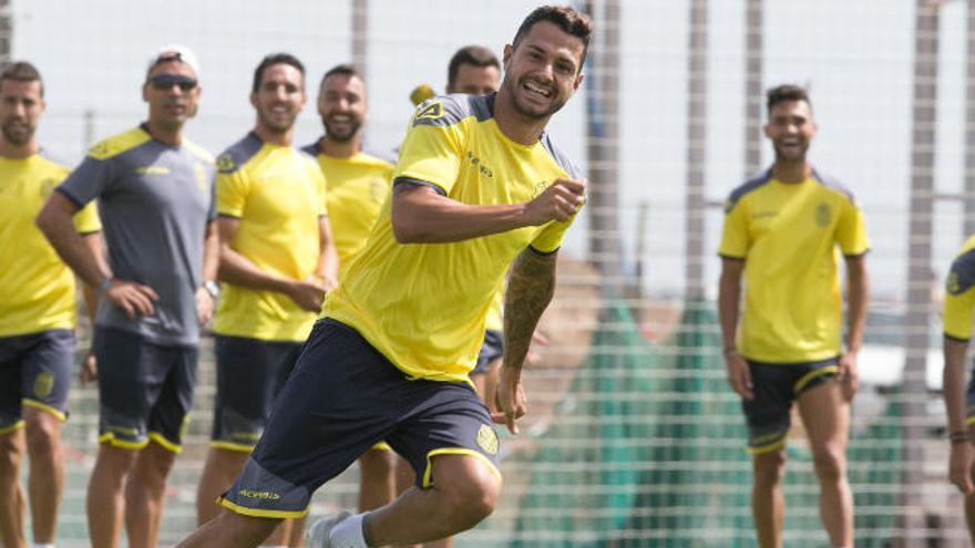 El extremo internacional Víctor Machín Pérez &#039;Vitolo&#039;, a la carrera, en la Ciudad Deportiva de El Hornillo.