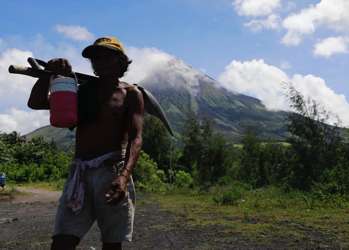 El volcán Mayón sigue activo en Filipinas