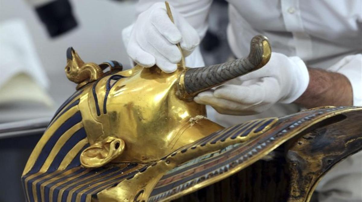 Imatge de la màscara d’or del faraó Tutankamon durant el procés de restauració iniciat al Museu Egipci del Caire.
